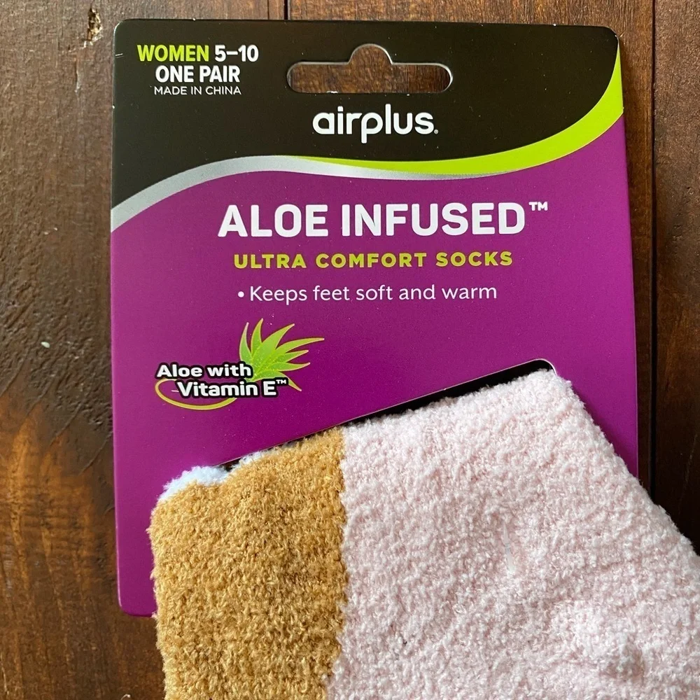 Women's Airplus Aloe Infused Socks Pink SMORE  Fuzzy Winter Warm NEW